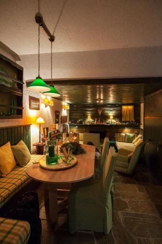 a living room with a table and a couch at Dandy Villas Agoriani - Chalet Ivoni - Fireplace in Eptalofos