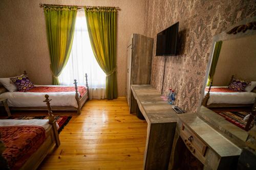 Ένα ή περισσότερα κρεβάτια σε δωμάτιο στο Old Town Sheki