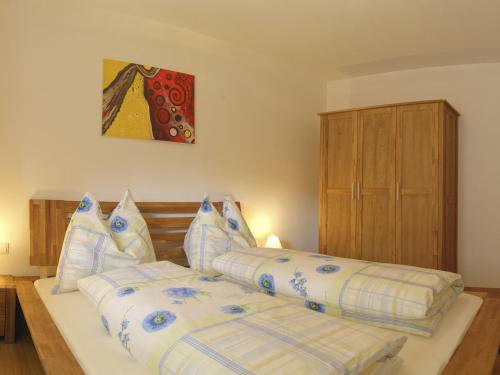 1 dormitorio con 2 camas y un cuadro en la pared en Ferienwohnung Bergblick, en Filzmoos