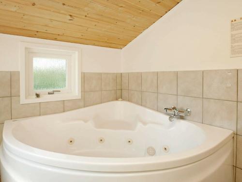 Koupelna v ubytování Four-Bedroom Holiday home in Oksbøl 18