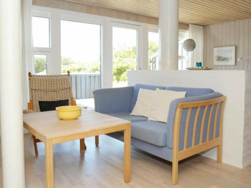 Ein Sitzbereich in der Unterkunft 6 person holiday home in Vejers Strand