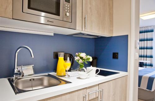 Dapur atau dapur kecil di Residhome Marseille