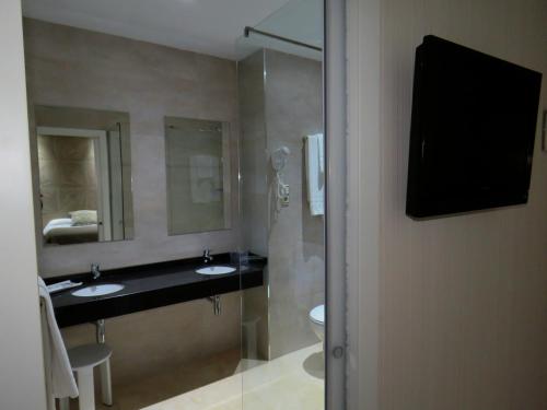 Kylpyhuone majoituspaikassa Hotel Ciudad de Fuenlabrada