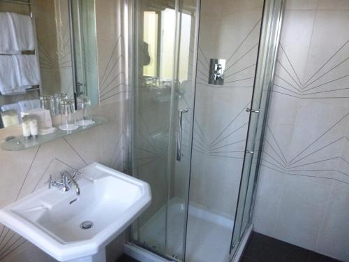 Phòng tắm tại Riverbank House Hotel