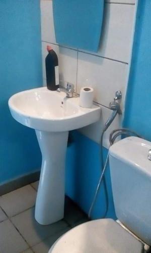a bathroom with a white sink and a toilet at Appartement F2 50m2 centre ville sécurisé in Diego Suarez