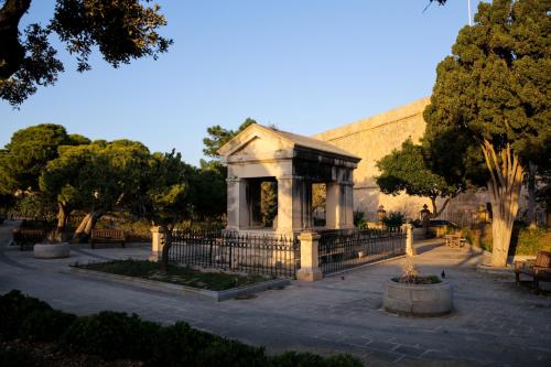 Κήπος έξω από το Valletta Triton Apartment