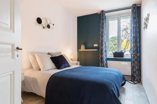 une chambre avec un lit et une fenêtre dans l'établissement SLEEP IN MULHOUSE, à Mulhouse