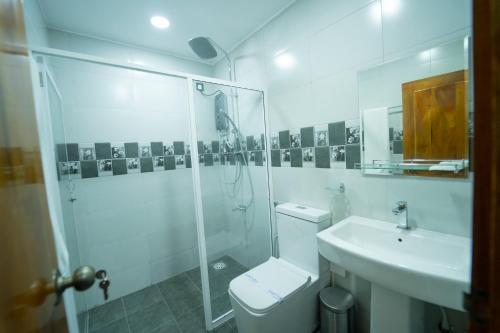 ein Badezimmer mit Dusche, Toilette und Waschbecken in der Unterkunft Havana Club Resort in Trincomalee