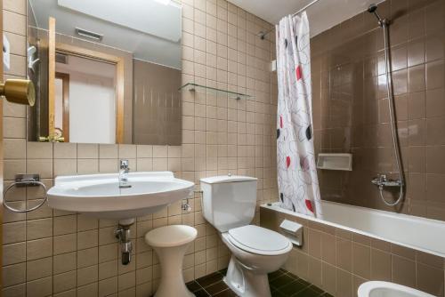 バケイラ・ベレットにあるTeso dera Mina by Totiaranのバスルーム(トイレ、洗面台、シャワー付)