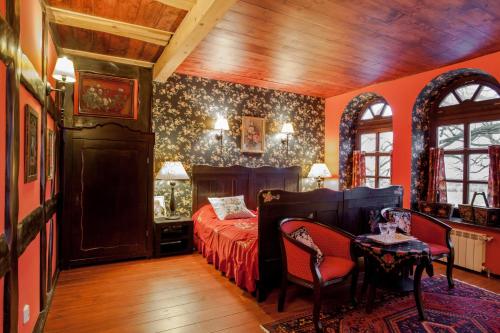 sypialnia z łóżkiem, stołem i krzesłami w obiekcie Mioduński Dworek w Rynie