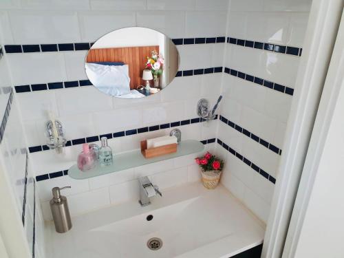 a bathroom with a sink and a mirror at Imagine My B&B in Rotterdam