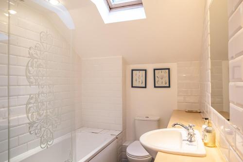 Koupelna v ubytování Stylish modern Mews house in central St Leonards