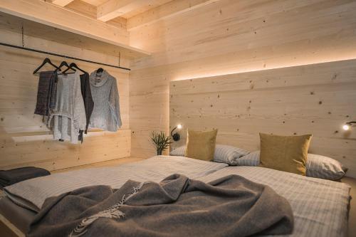una camera da letto con un grande letto e pareti in legno di Ramenai - Das Böhmerwaldlerdorf a Ulrichsberg