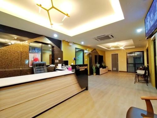 vestíbulo con zona de espera y recepción en TK Thongrak Apartment, en Hat Yai