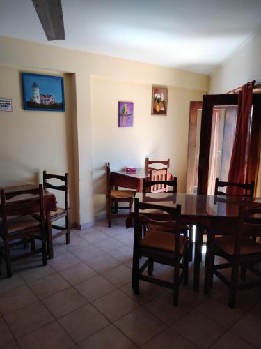 a dining room with a table and chairs at Hotel Central park in Santa Clara del Mar