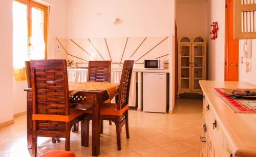 阿爾蓋羅的住宿－Marisal Accommodation，厨房配有桌椅和冰箱。
