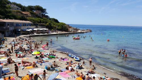 Gallery image of Grand T2 vue mer calme climatisé 500 m village et plage parking gratuit in Sanary-sur-Mer