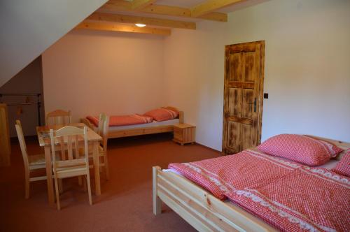 מיטה או מיטות בחדר ב-Penzion U podkováře