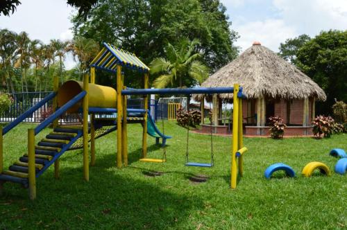 un parque infantil con un tobogán en el césped en Finca Hotel La Esmeralda Casa 2, en Calarcá