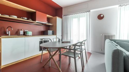 cocina y comedor con mesa y sillas en Italianway - Bassini 31 en Milán