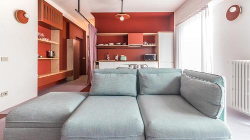 un sofá en una sala de estar con paredes rojas en Italianway - Bassini 31 en Milán
