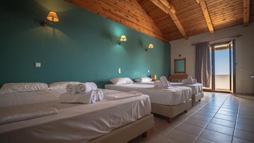 Giường trong phòng chung tại Porto Zorro Beach Hotel