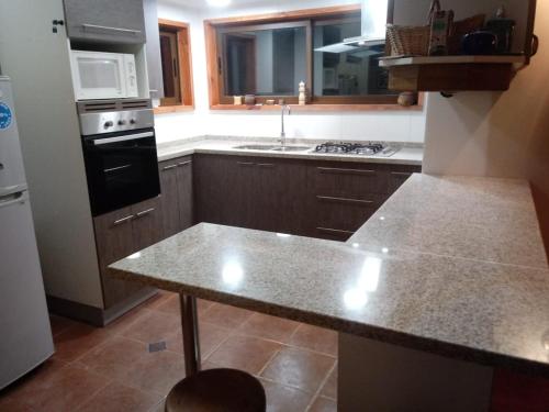 Η κουζίνα ή μικρή κουζίνα στο Casa en Algarrobo