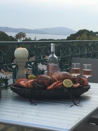 a platter of shrimp and a bottle of wine on a table at Toi & Moi in Sainte-Maxime