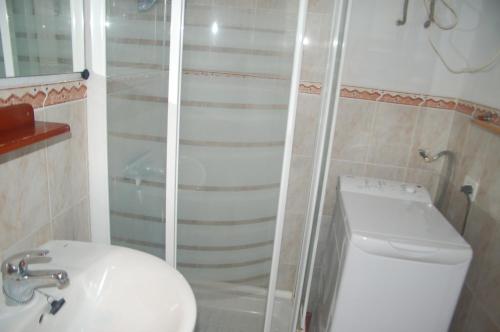 サウサルにあるJardín Tropicalのバスルーム(シャワー、トイレ、シンク付)