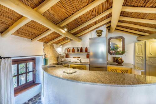 - une cuisine avec un comptoir dans une pièce dans l'établissement Charming Cottage Il Glicine a San Pantaleo, à San Pantaleo