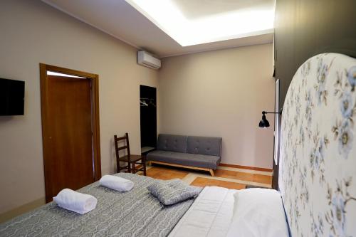 a bedroom with two beds and a couch at Cascina San Michele in Fisciano