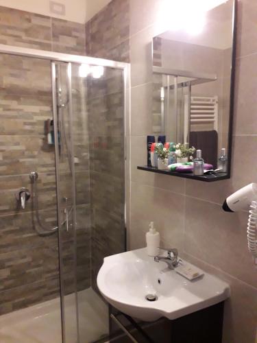 bagno con doccia, lavandino e specchio di Il Borgo dei Molini a Torreglia