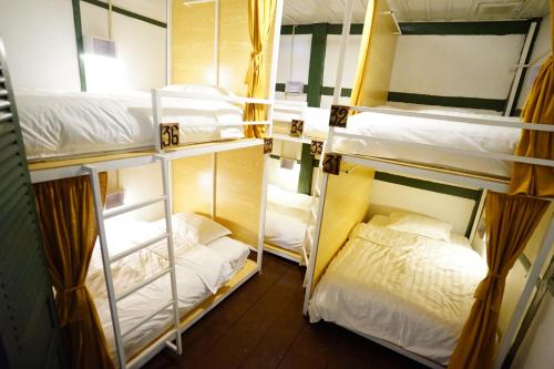 Двухъярусная кровать или двухъярусные кровати в номере Barn Laos Hostel