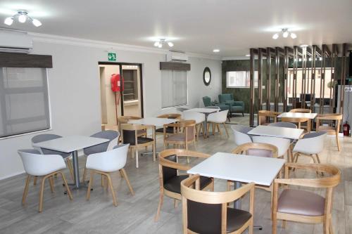a dining room with tables and chairs at Prisatt Boutique Hotel in Onverwacht