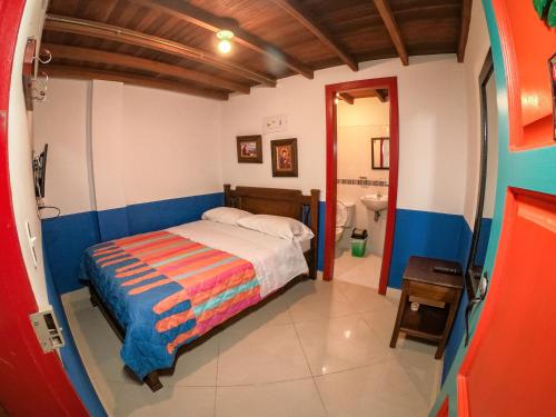 a bedroom with a bed and a bathroom at Jardín by Bernalo Hotels in Jardin