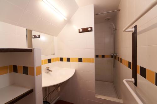 W łazience znajduje się umywalka i prysznic. w obiekcie MIJE MARAIS Hostel w Paryżu