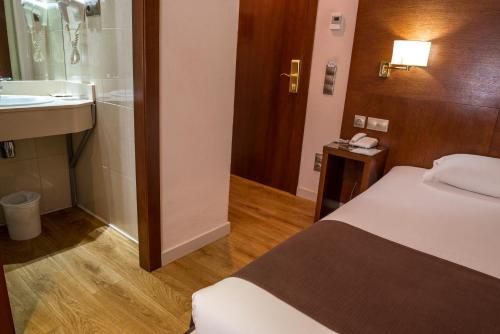 a hotel room with a toilet and a sink at Ramon Berenguer IV in Lleida