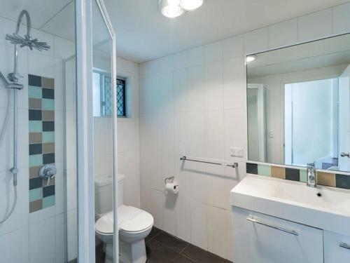 瞭望角的住宿－Cylinder Sands，一间带卫生间、水槽和镜子的浴室