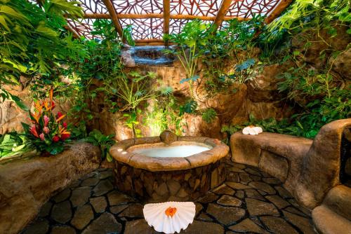 a garden with a bath tub in the middle at Peace Lodge in Vara Blanca