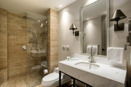 une salle de bain avec un lavabo, des toilettes et une douche dans l'établissement Eurostars Marqués de Villalta, à Carthagène des Indes