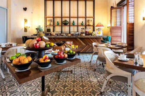 una mesa con tazones de fruta en un restaurante en Eurostars Marqués de Villalta, en Cartagena de Indias