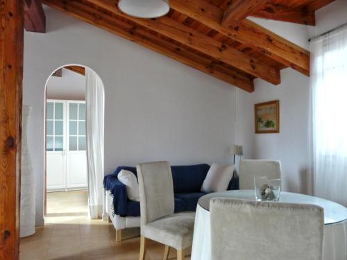 FuentidueñaにあるCasa Las Viñasのテーブルと青いソファのあるリビングルーム