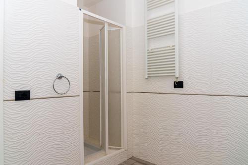 una doccia con porta in vetro in bagno di Appartamento Fronte Mare a Portoferraio