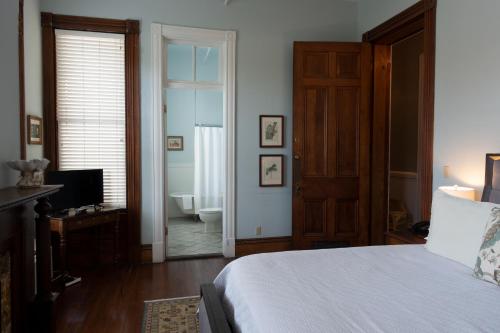 Ένα ή περισσότερα κρεβάτια σε δωμάτιο στο Forsyth Park Inn