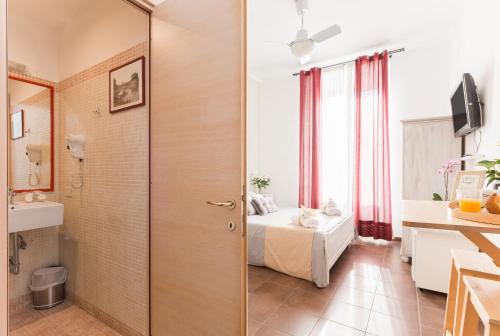 Postel nebo postele na pokoji v ubytování Domus Victoria Guest House