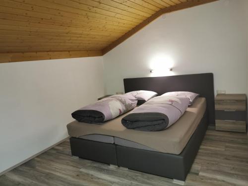 Bett mit vier Kissen auf einem Zimmer in der Unterkunft Ferienwohnung Seidl Top 2 in Rauris