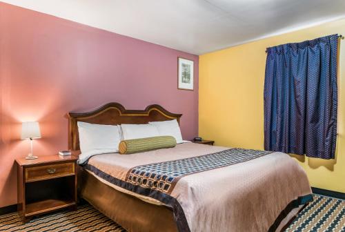 Ένα ή περισσότερα κρεβάτια σε δωμάτιο στο Cottage Inn - Grantville