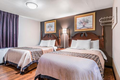 a hotel room with two beds in it at Cottage Inn - Grantville in Grantville