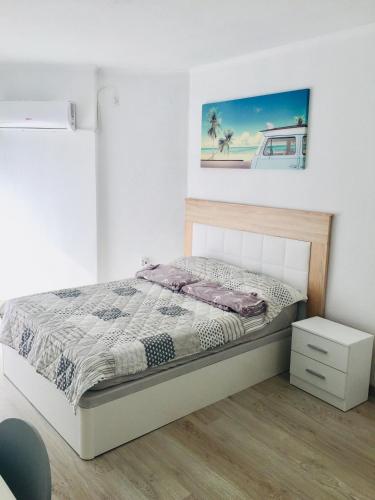 um quarto com uma cama num quarto branco em estudio habaneras em Torrevieja