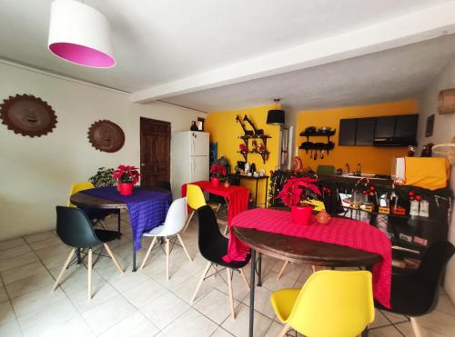 una cocina con mesas y sillas en una habitación en Hotel Casa Mia en San Cristóbal de Las Casas